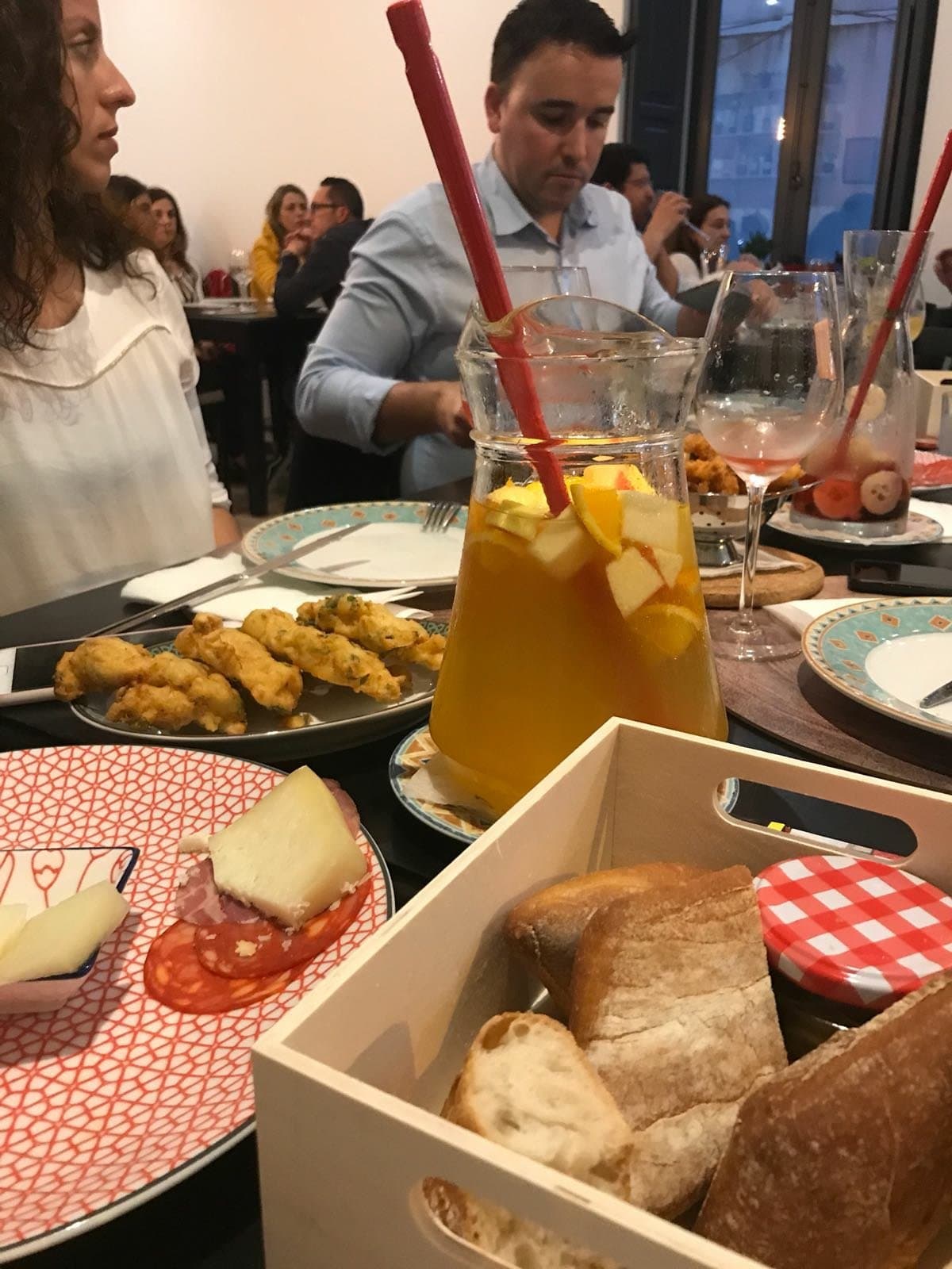 Mesa posta com pratos tradicionais