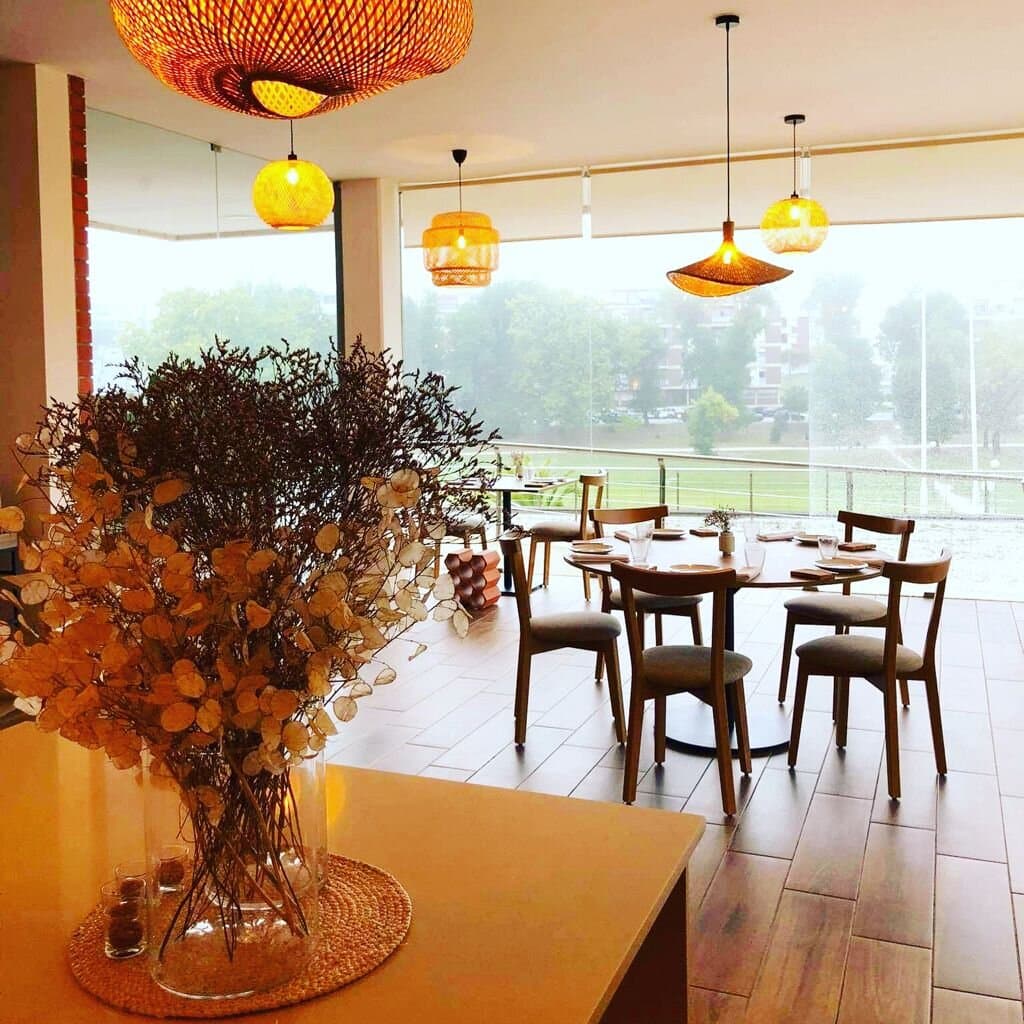 Interior sofisticado com iluminação intimista