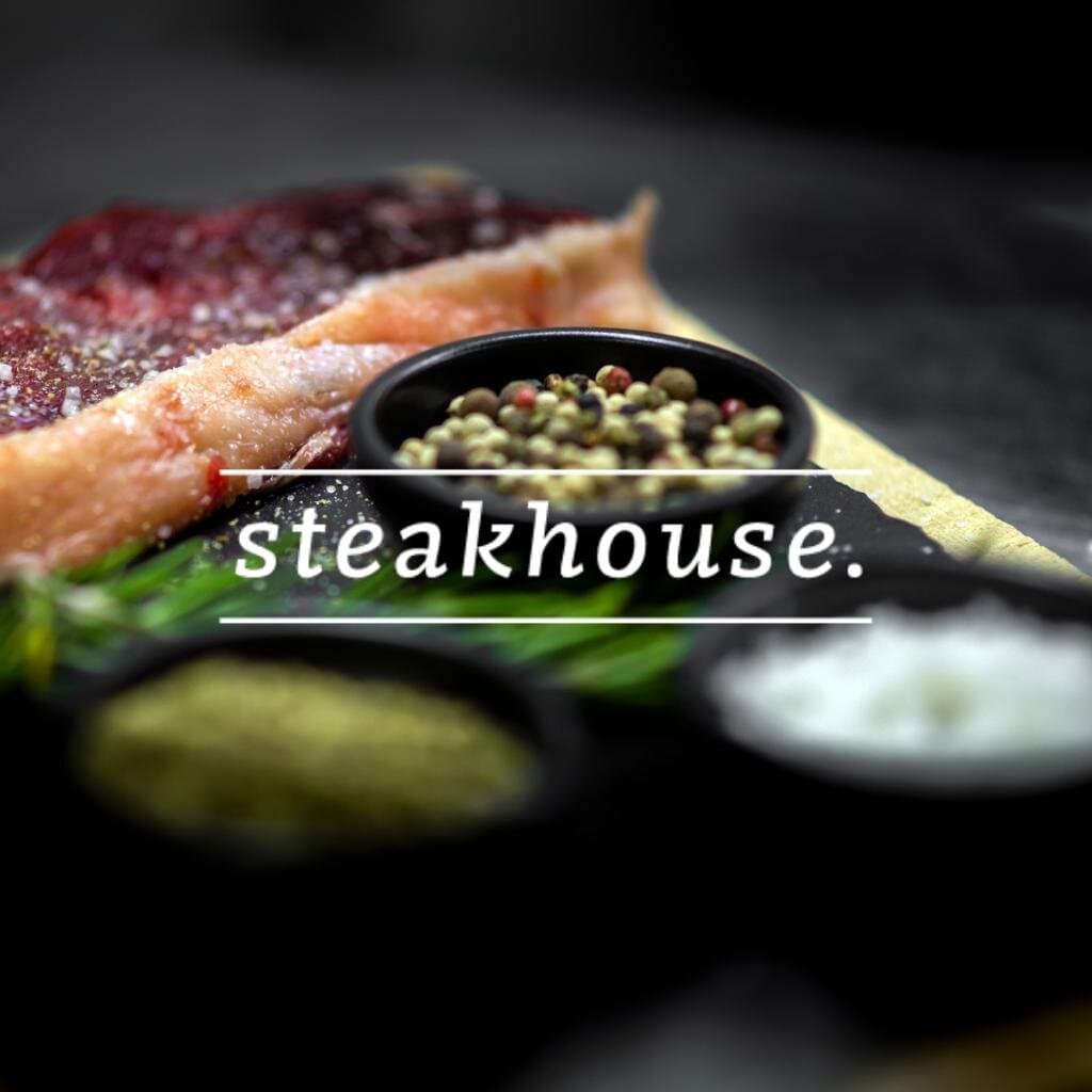 Interior acolhedor do steakhouse