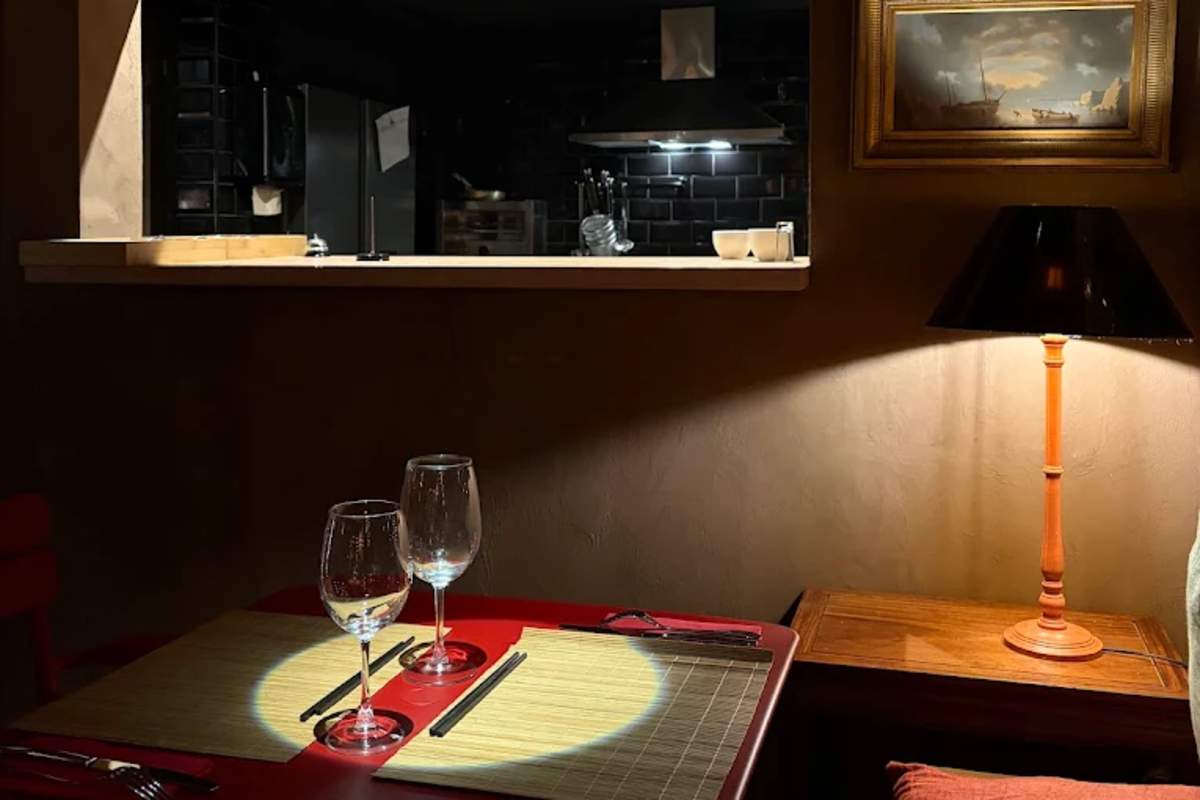 Mesa posta com louça elegante e iluminação quente